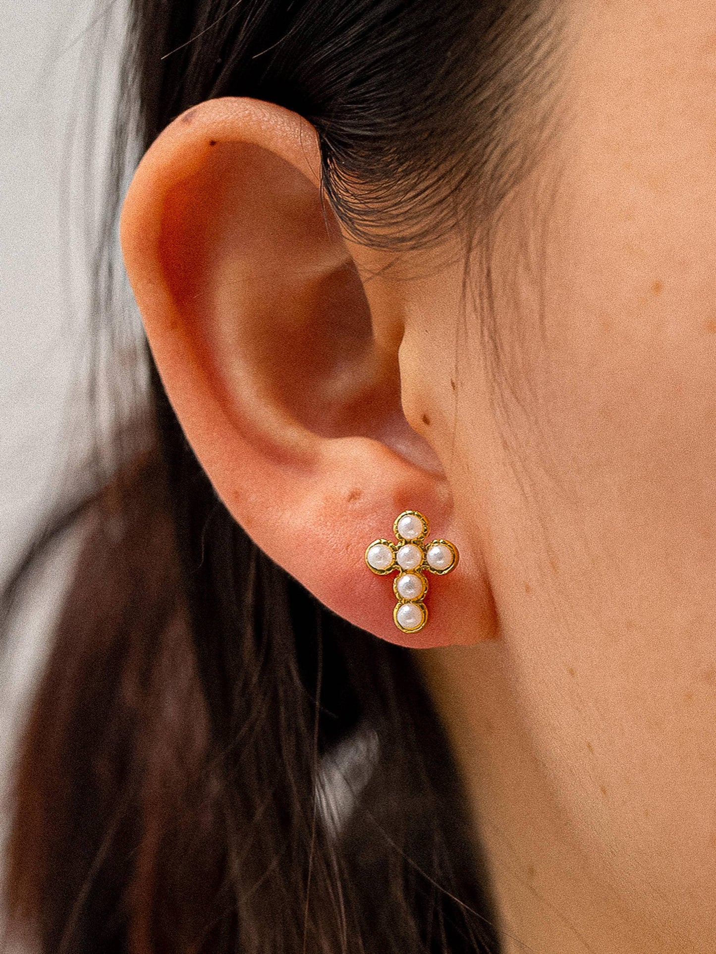 Non-Tarnish Pearl Cross Stud